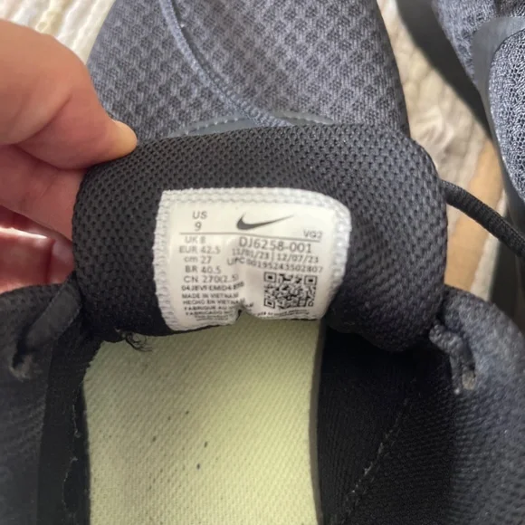 EUC Men’s Nike Tanjun Shoe / Sneakers Black Barely Bolt Size 9 - Picture 8 of 8